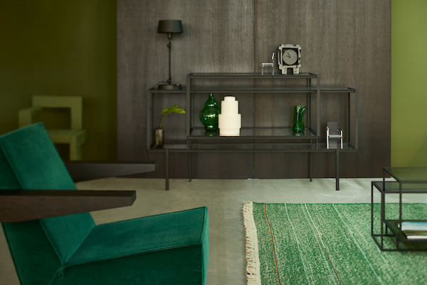Tangled Kabinettschrank Sideboard Spectrum im modernen Wohnzimmer, mit Deko-Objekten und grünen Akzenten.