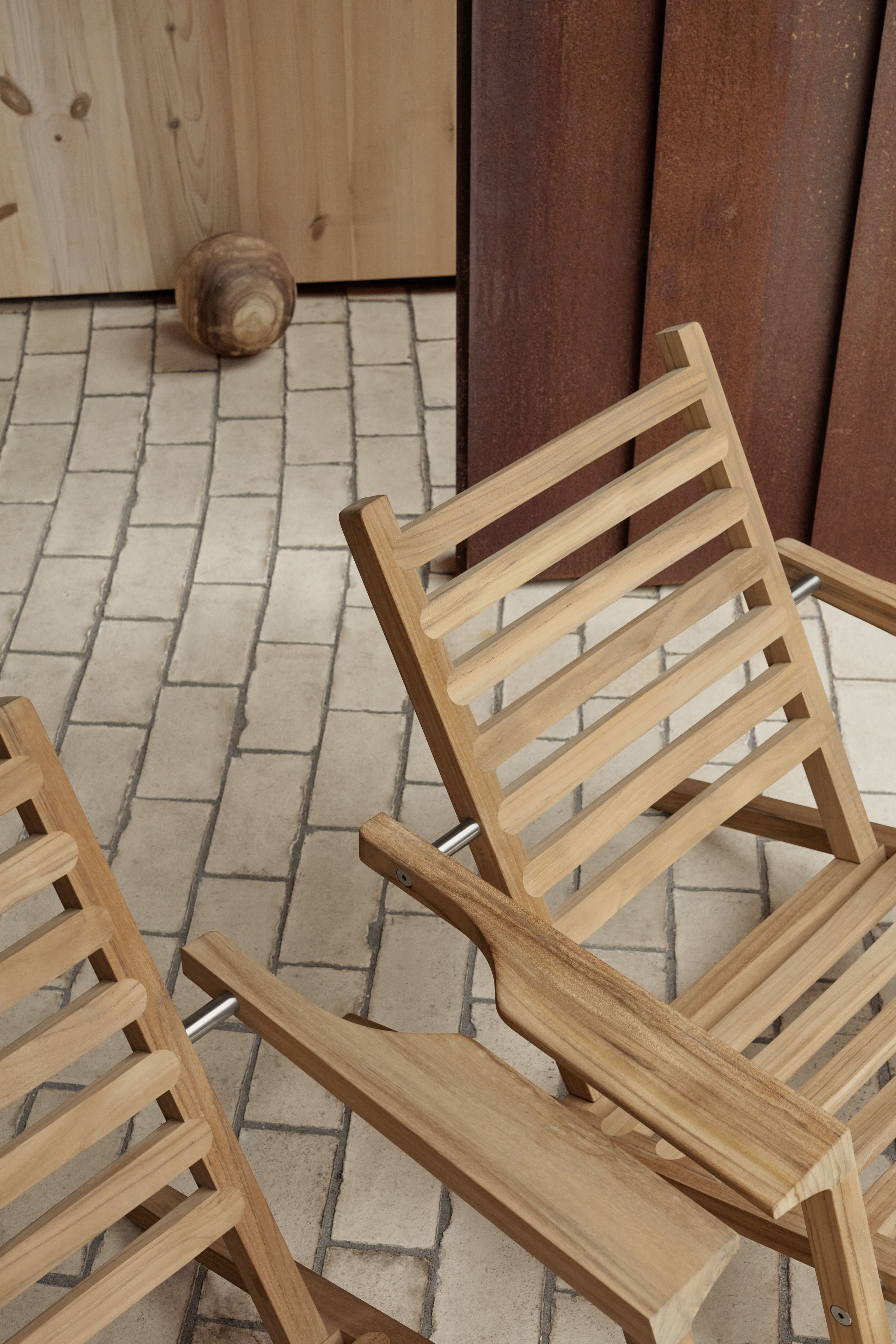 AH603 Teak Sonnenstuhl von Carl Hansen & Søn, Gartenmöbel aus Teakholz mit Armlehnen.