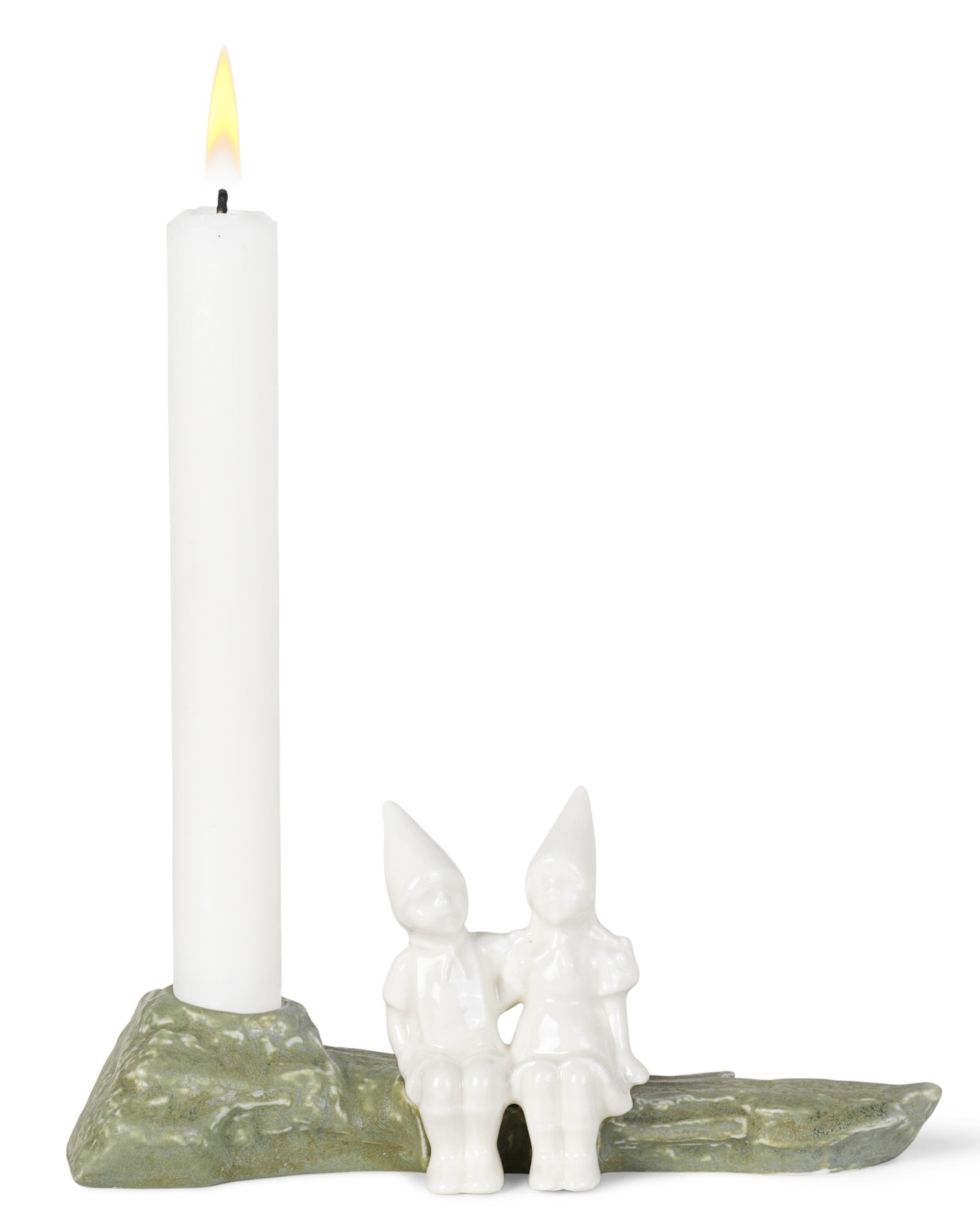 Kähler Julekram Kerzenständer mit Kerze und zwei weißen Wichtelfiguren auf grünem Sockel.