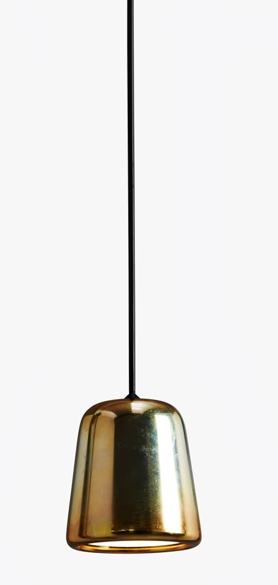Nahaufnahme der Material Pendant Pendelleuchte Stahl von New Works mit schwarzem Kabel.