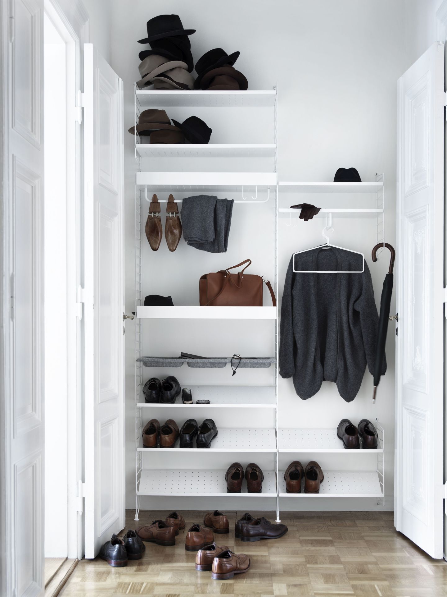 Weißes String Regal mit Kleidung, Schuhen, Hüten und String Furniture Kleiderbügeln.