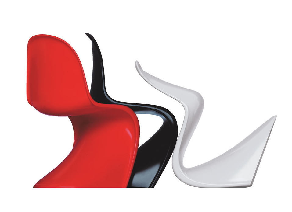 Panton Chair von Vitra, drei Kunststoffstühle in Rot, Schwarz und Weiß auf weißem Hintergrund.