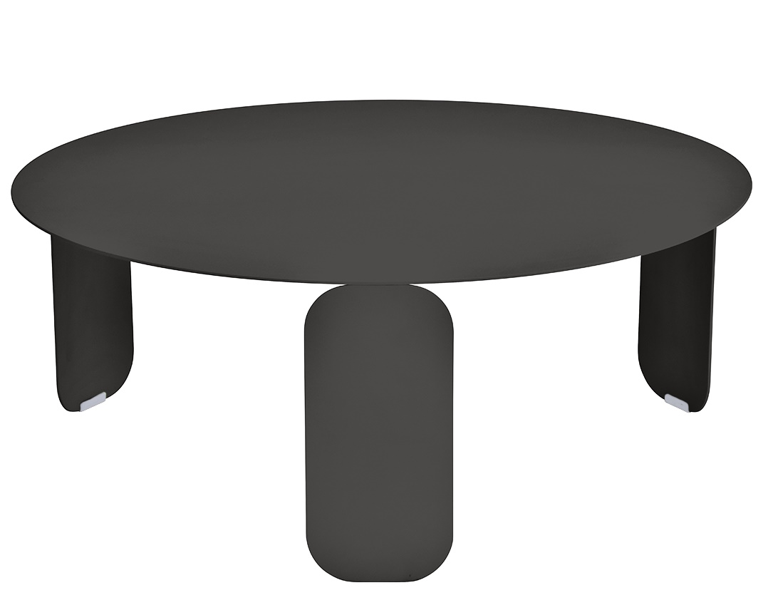 Bebop Low Table von Fermob: Grauer, runder Outdoor-Tisch mit drei Beinen auf weißem Hintergrund.