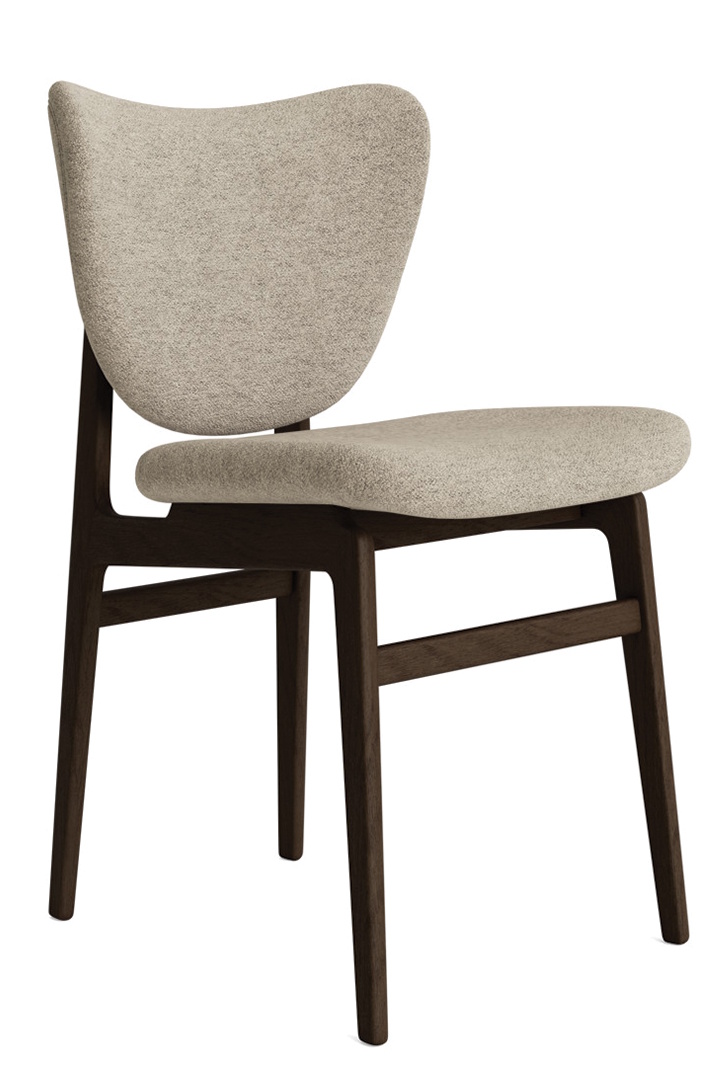 NORR11 Elephant Dining Chair, Frontgepolstert, mit dunkelbraunem Holzrahmen und hellgrauem Stoffbezug.