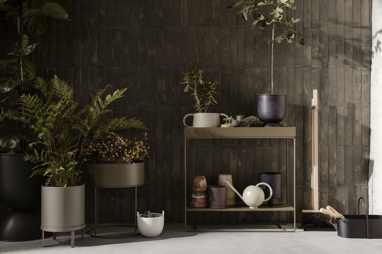 Ferm Living Plant Box Two-Tier: Pflanzenbox mit zwei Ebenen und diversen Pflanzen und Pflanzgefäßen im Innenraum.
