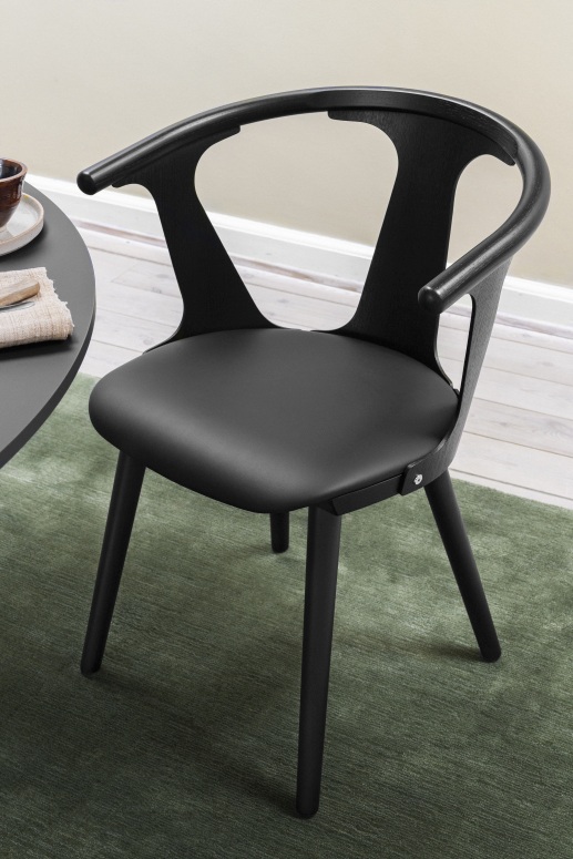 Schwarzer In Between Armchair Armlehnenstuhl SK2 von AndTradition mit Sitzpolster, moderne Holzstuhl für Esszimmer.