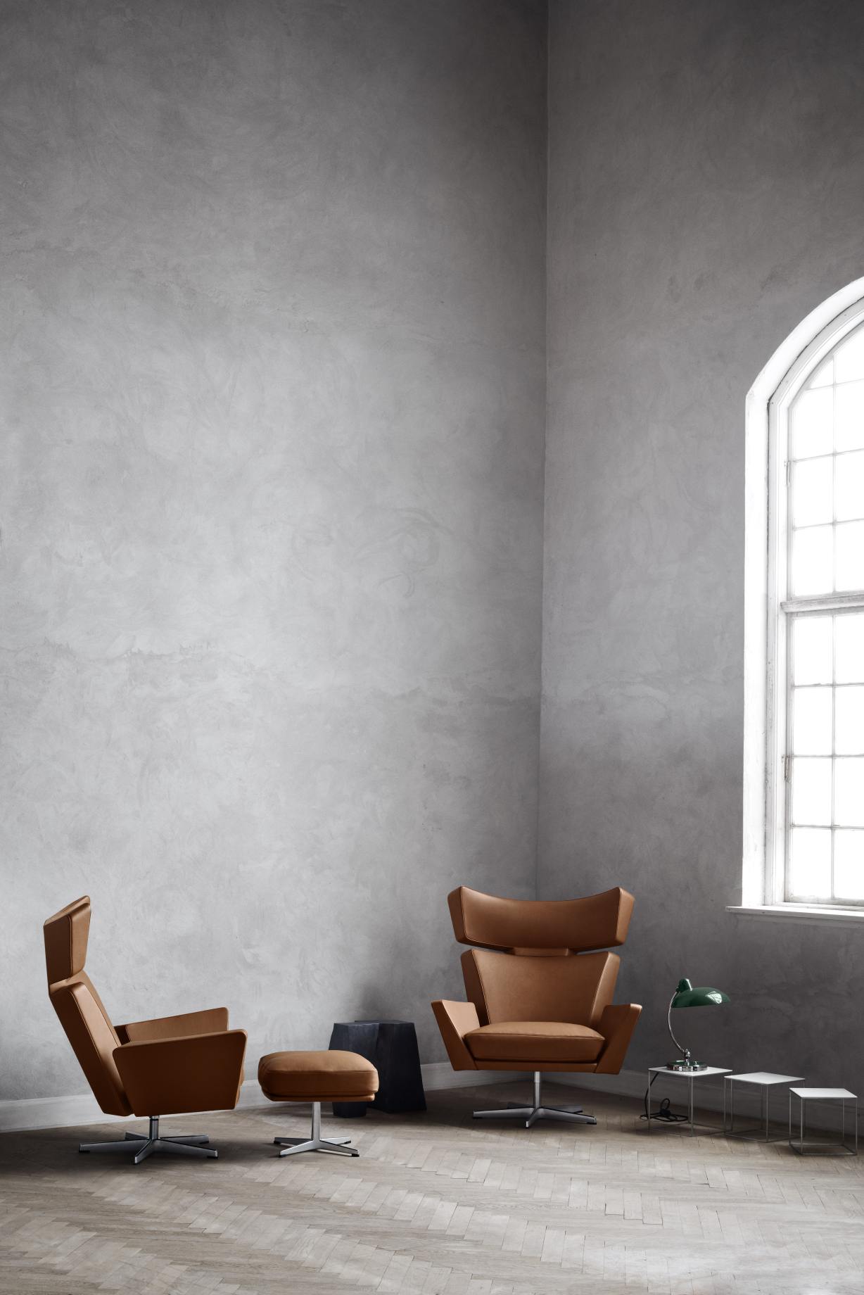 Oksen Sessel von Fritz Hansen in braunem Leder mit Hocker und Beistelltischen.