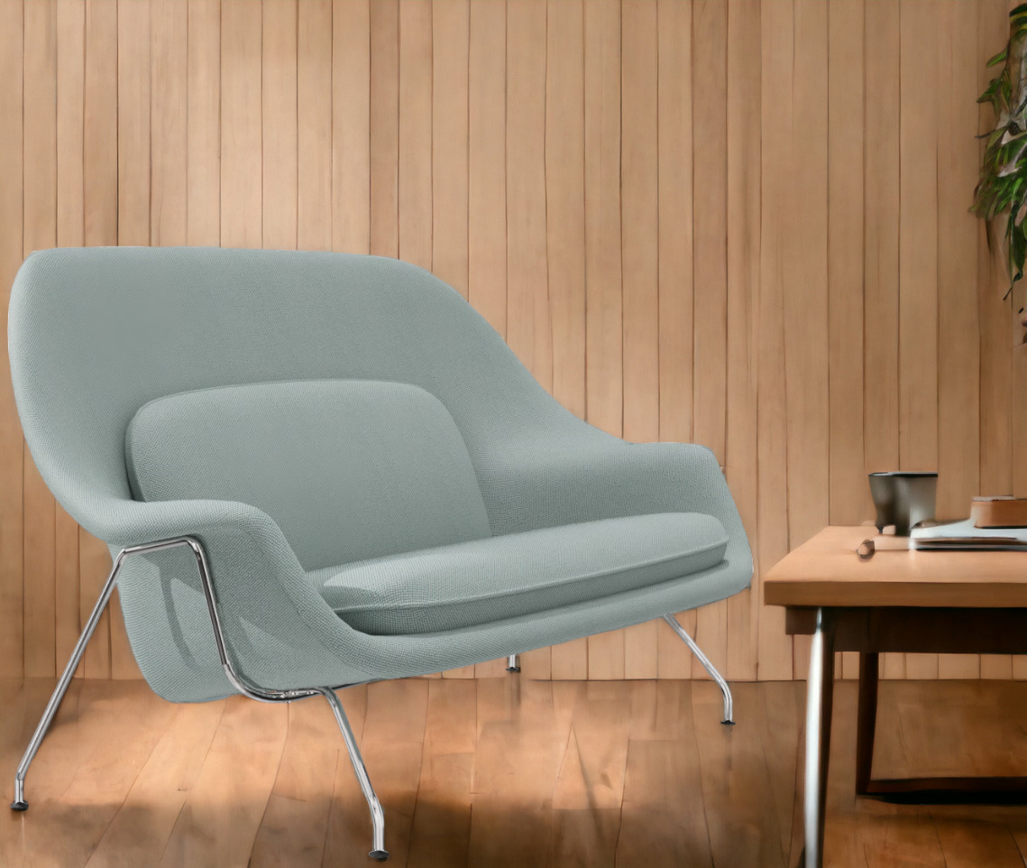 Heller Womb Sessel von Knoll International mit Stahlbeinen und Holzwand im Hintergrund.