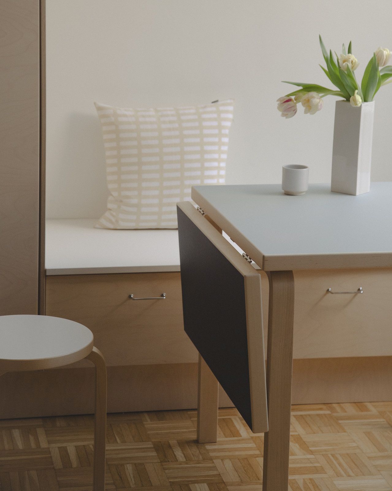 Aalto Klapptisch von Artek, helles Holz, Tischplatte hellblau, mit Tulpen in Vase dekoriert.