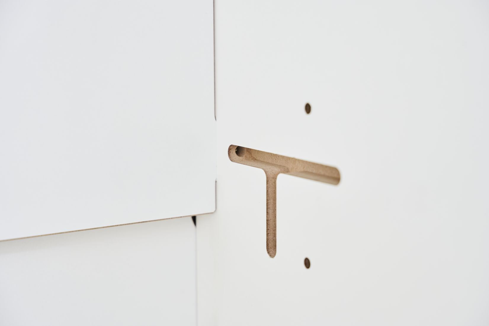 Detailaufnahme Tojo Schrank Grundmodul: Steckverbindung und Bohrungen für modularen Aufbau des Schranksystems.