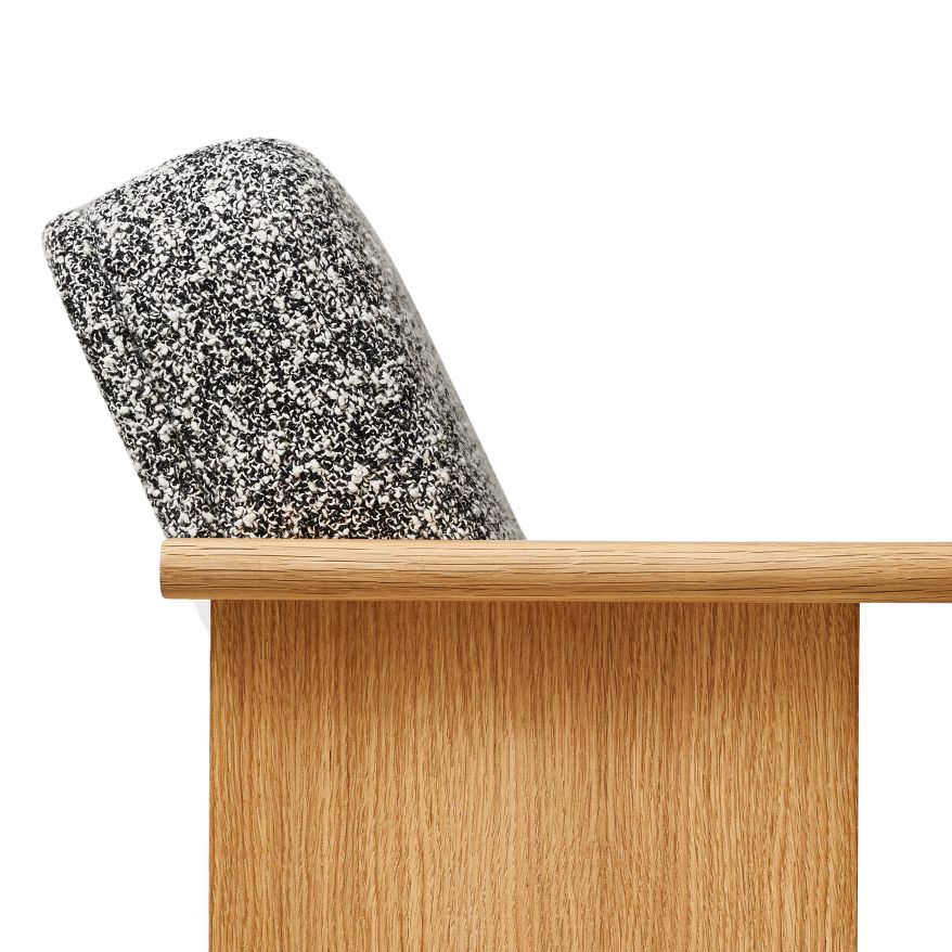 Detailaufnahme: Form & Refine Block Lounge Sessel mit grau-weiß gemustertem Bezug und Holzrahmen.