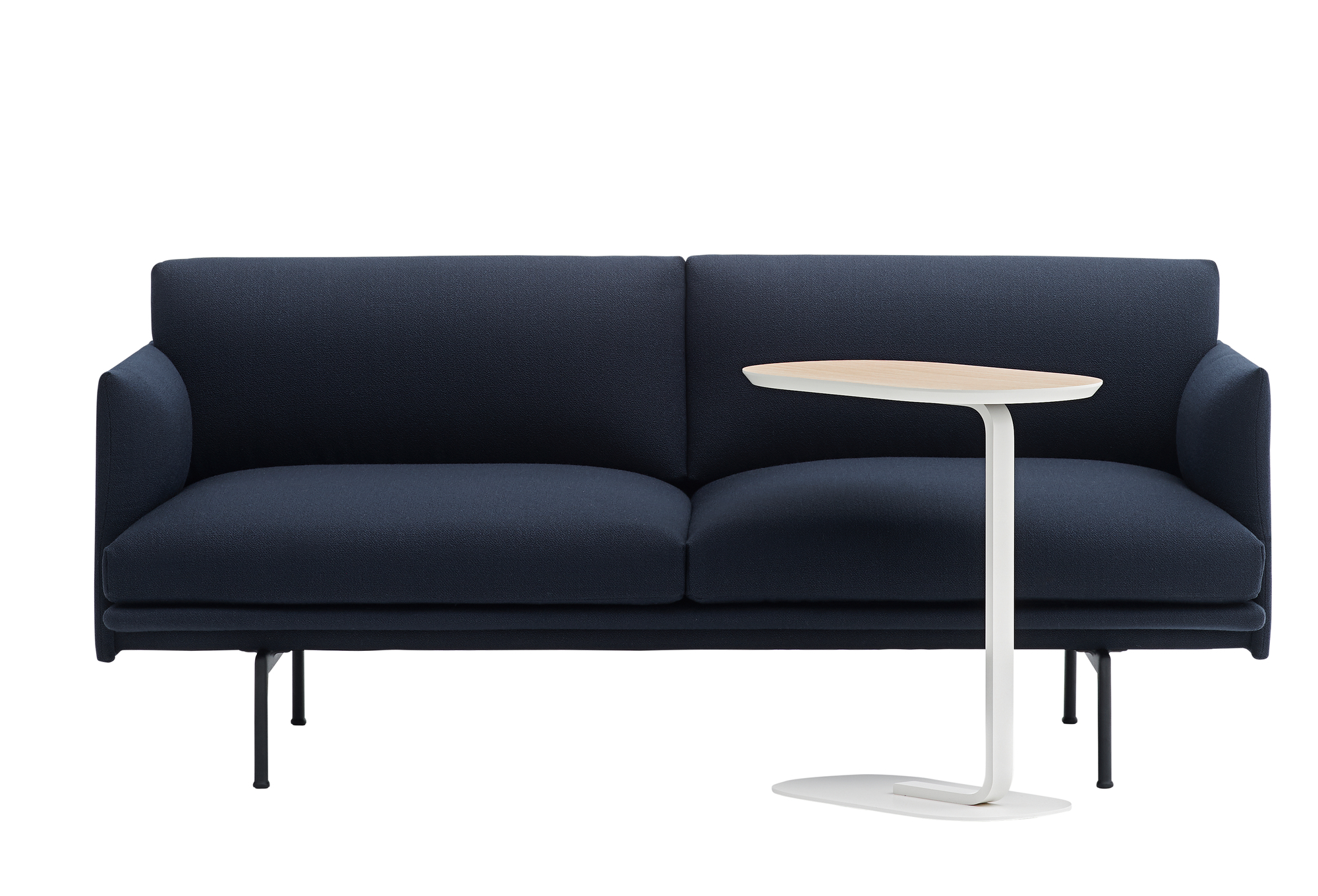 Muuto Relate Side Table Beistelltisch Low in Schwarz neben einem blauen Sofa, modernes Wohnzimmer Design.