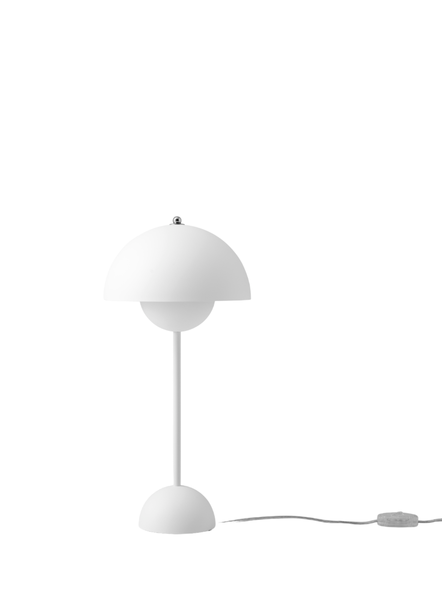 Weiße Flowerpot VP3 Tischleuchte von AndTradition, modernes Design mit pilzförmigem Lampenschirm und runder Basis.