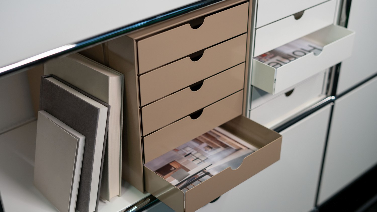 USM Haller Inos Kastenset C4 anthrazitgrau mit fünf Schalen, Schubladen und Home Office Zubehör.