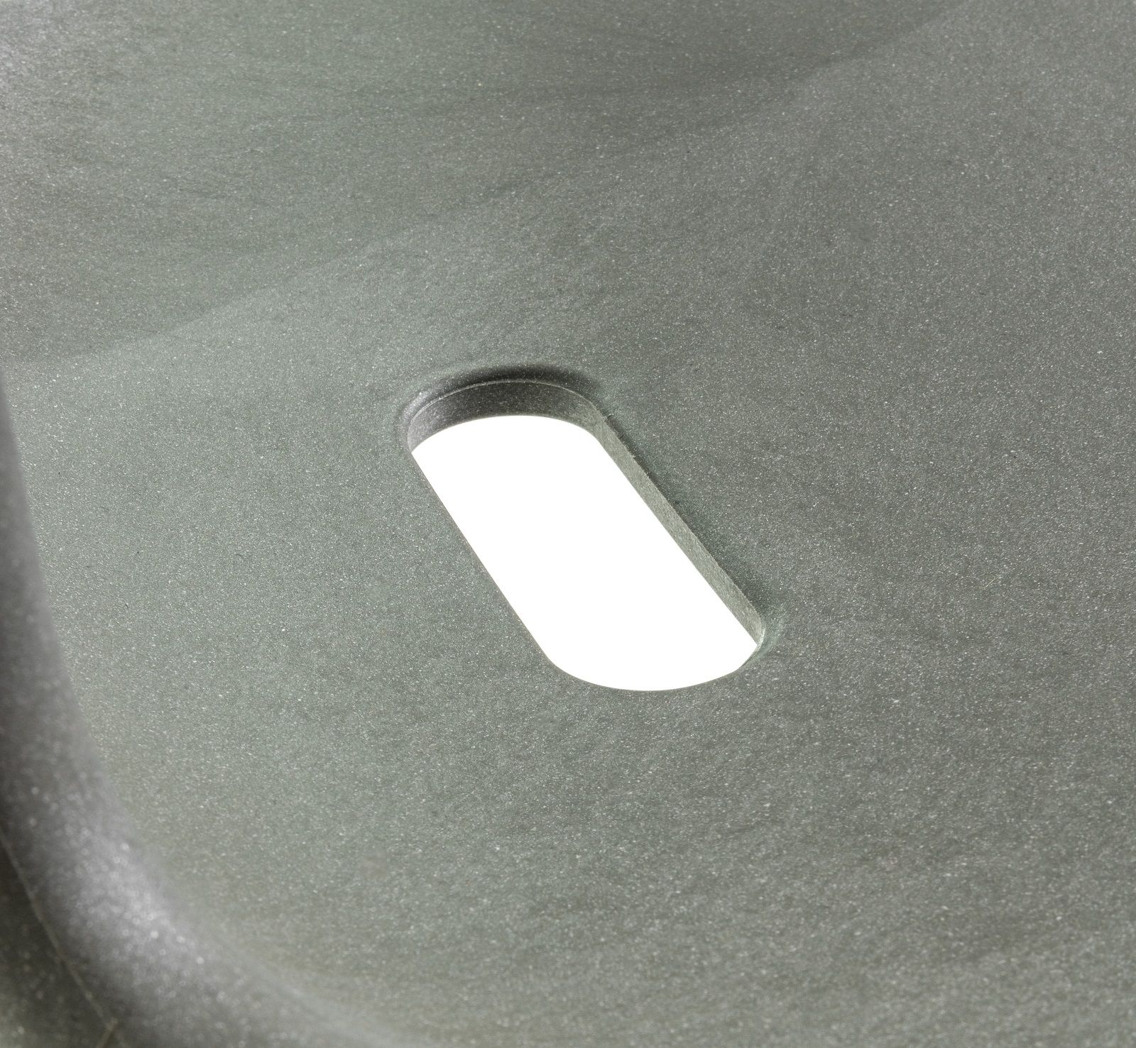 Detailaufnahme der Armlehne des grauen RE Air-Armchair von Magis, hergestellt aus 100% recyceltem Material für Innen- und Außenbereich.