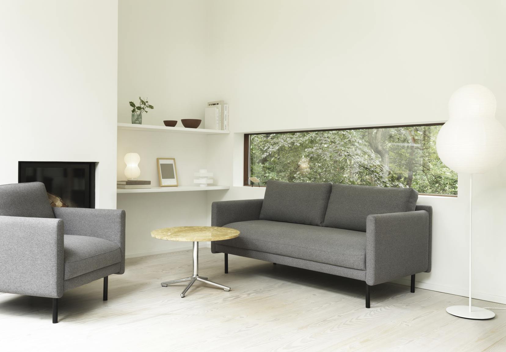 Grauer Rar Lounge Chair Sessel von Normann Copenhagen in modernem Wohnzimmer.