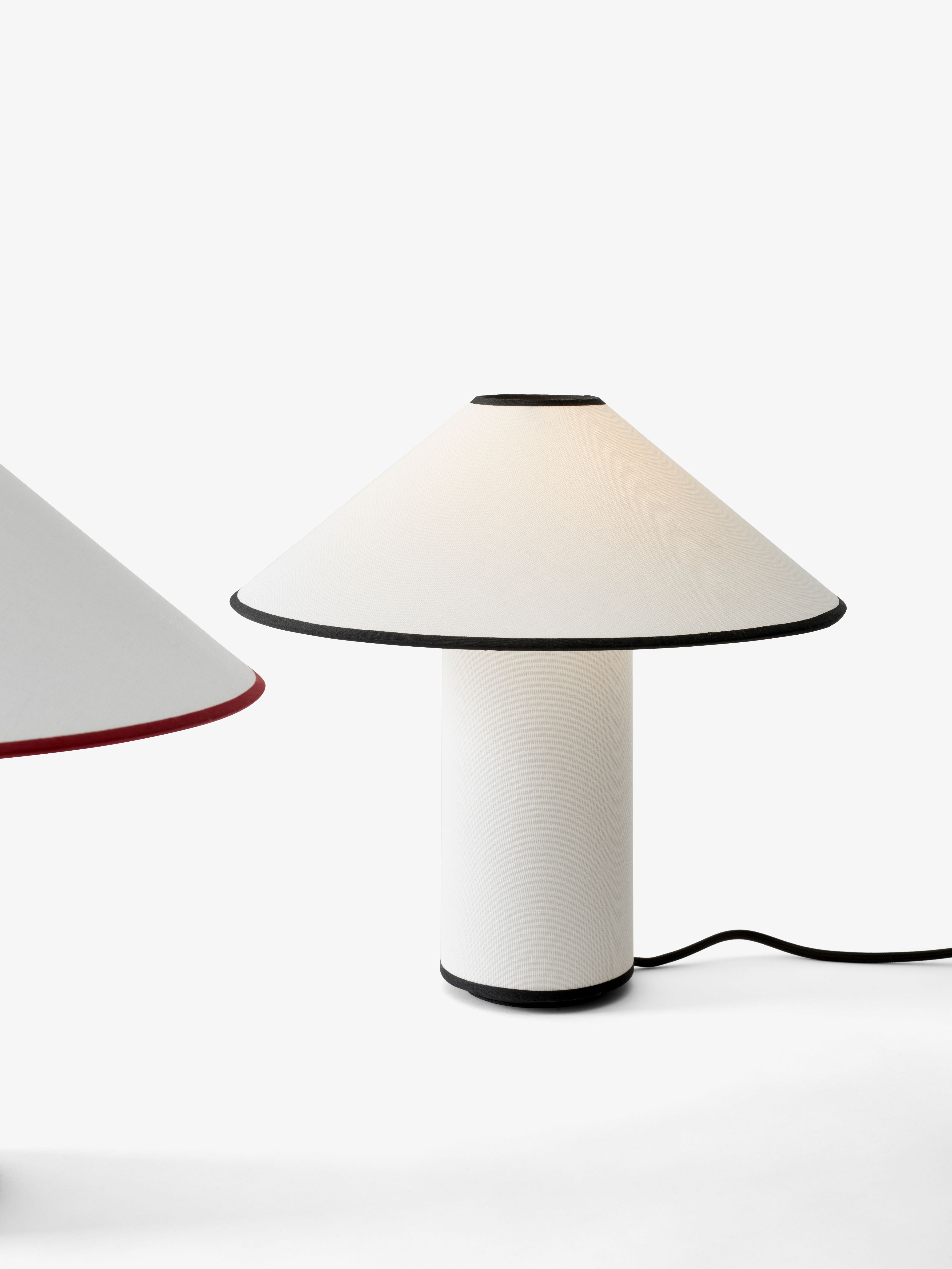 AndTradition Colette ATD6 Tischleuchte, weiße Stoffleuchte mit schwarzem Rand, modernes Design für Nachttisch oder Schreibtisch.