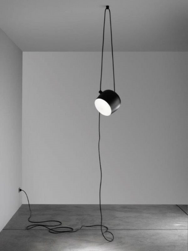 Schwarze Pendelleuchte mit zylindrischem Lampenschirm und langem Kabel, moderne Hängelampe für Wohnzimmer oder Schlafzimmer.