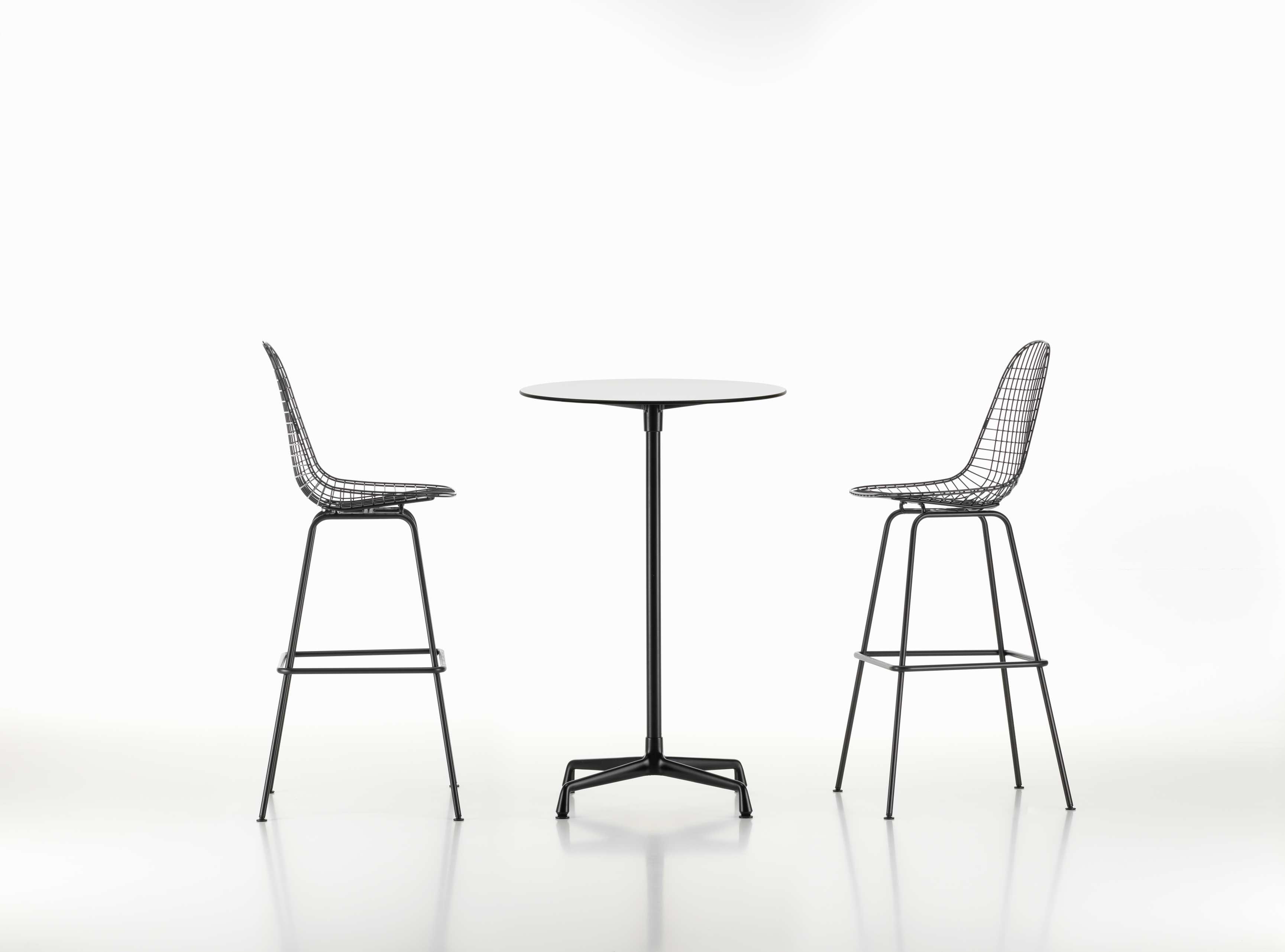 Eames Wire Bar Stool Barhocker High Vitra aus schwarzem Metalldraht mit passendem Tisch.