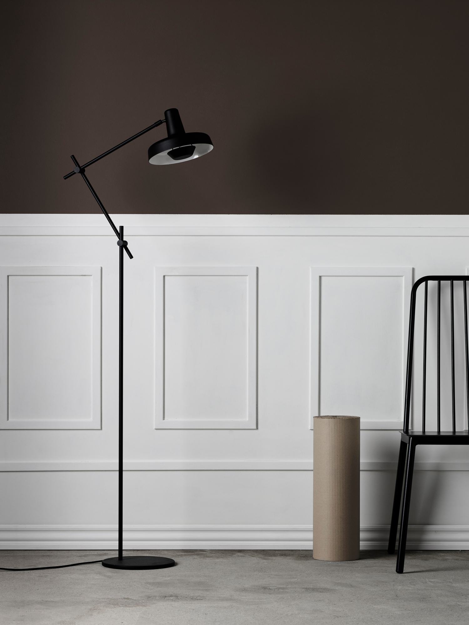 Schwarze Arigato Stehleuchte von Grupa im minimalistischen Design, ideal als Leselampe und Wohnraumbeleuchtung.
