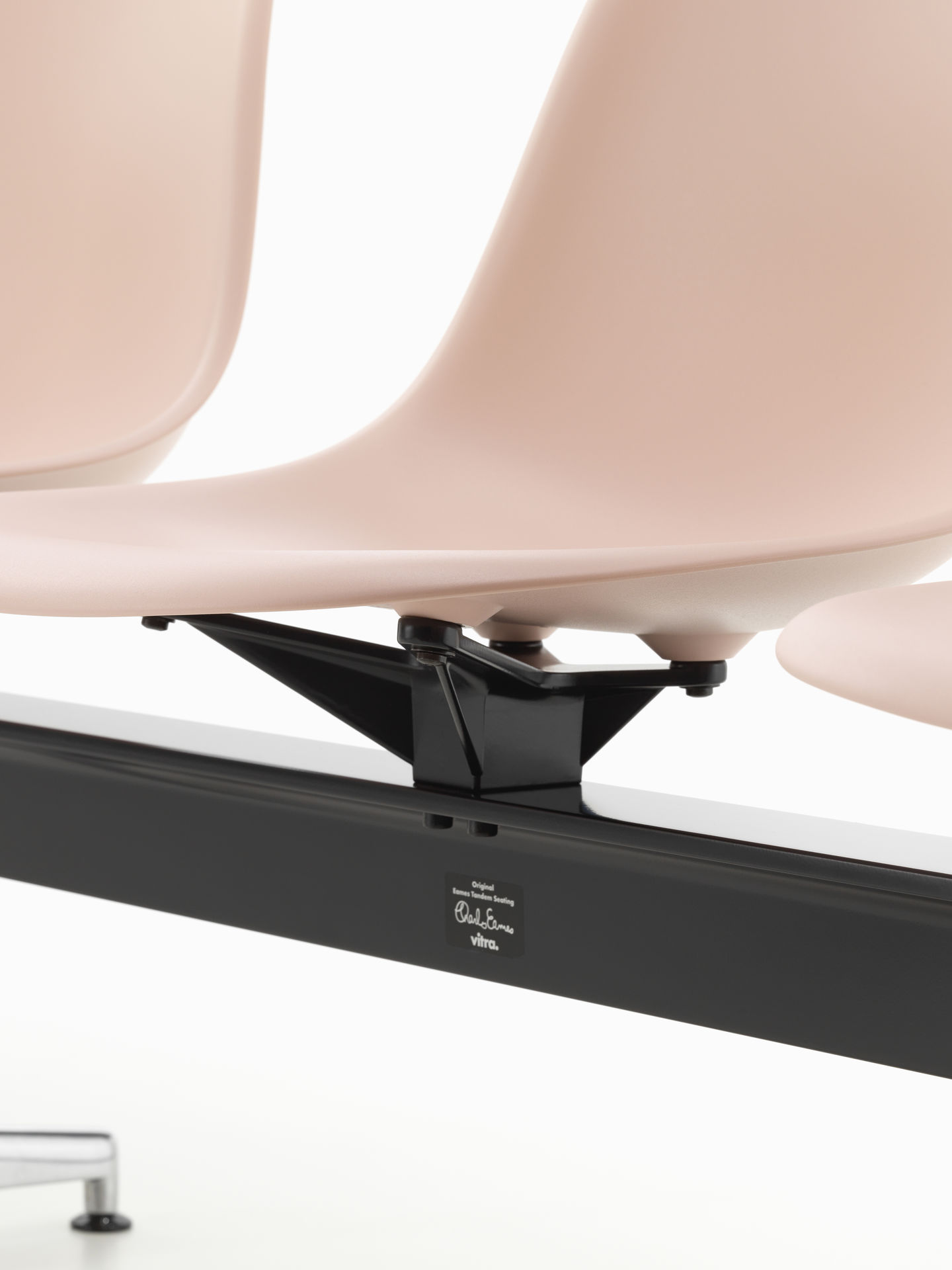 Detailaufnahme: Eames Plastic Side Chair RE in Blush auf schwarzem Traverse Gestell von Vitra.