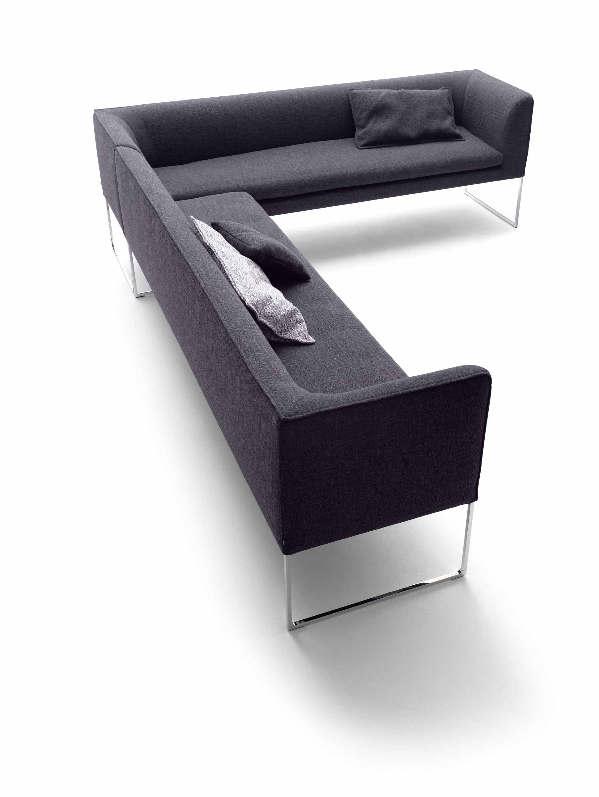 Graue Mell Polsterbank von Cor mit Metallfüßen und Kissen, modernes Ecksofa für Wohnzimmer.
