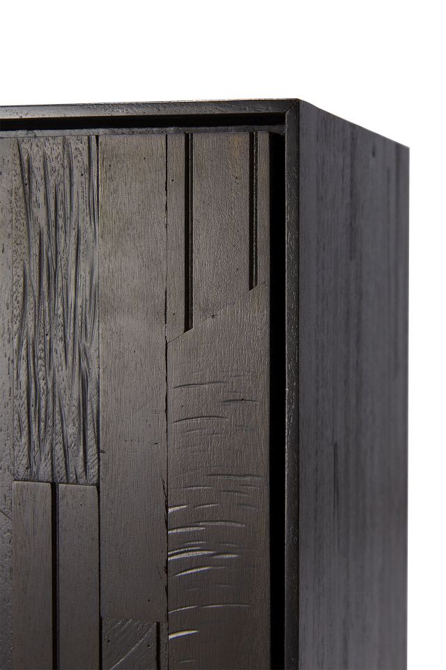 Detailaufnahme der Ethnicraft Mosaic Anrichte aus Teakholz mit vier Türen. Strukturierte Holzoberfläche.