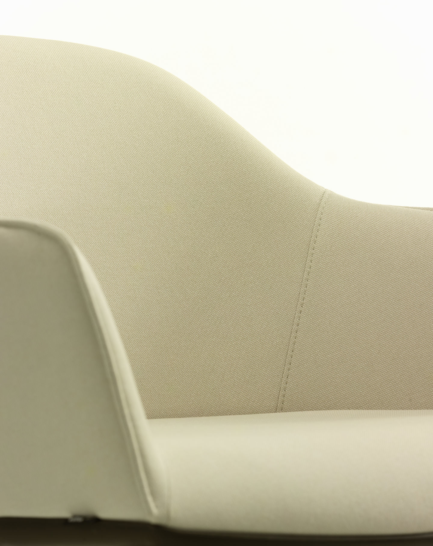 Detailaufnahme des cremefarbenen Vitra Softshell Chair mit Vierfußgestell, der Komfort und elegantes Design vereint.