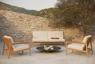 Jack Outdoor Sofa 2-Sitzer Mokka von Ethnicraft aus Teakholz mit hellen Polstern für Garten und Terrasse.