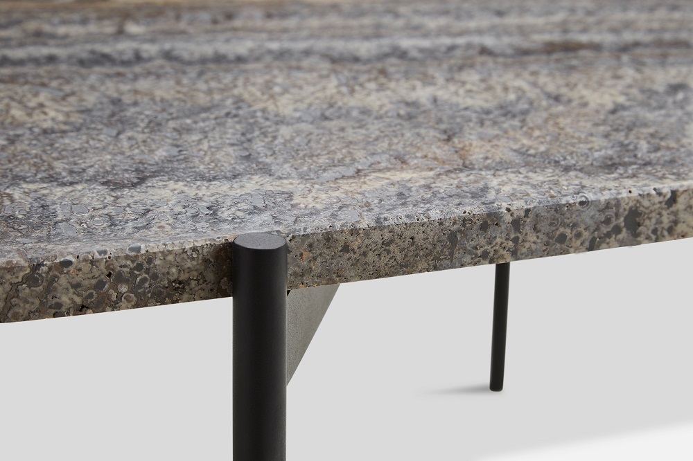 Detailaufnahme: La Terra Couchtisch von Woud, Medium Grau melange, mit schwarzem Metallgestell.