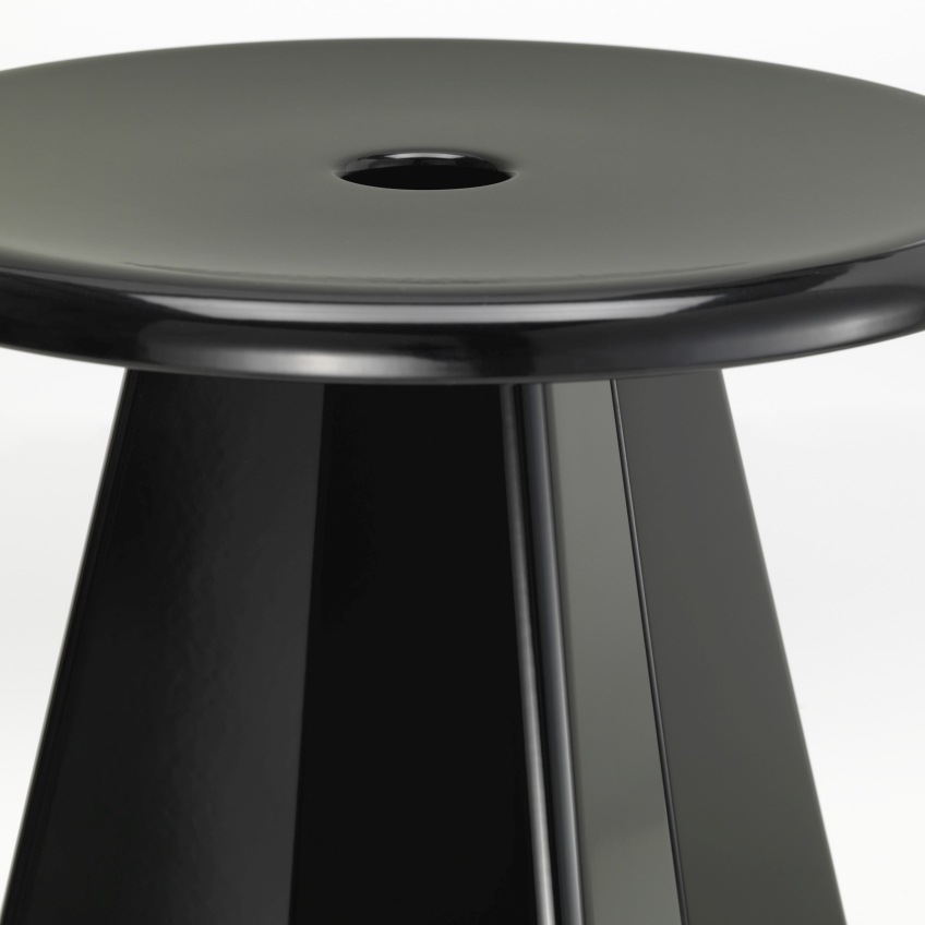 Detailaufnahme des schwarzen Vitra Tabouret Métallique Hockers mit glänzender Oberfläche und modernem Design.