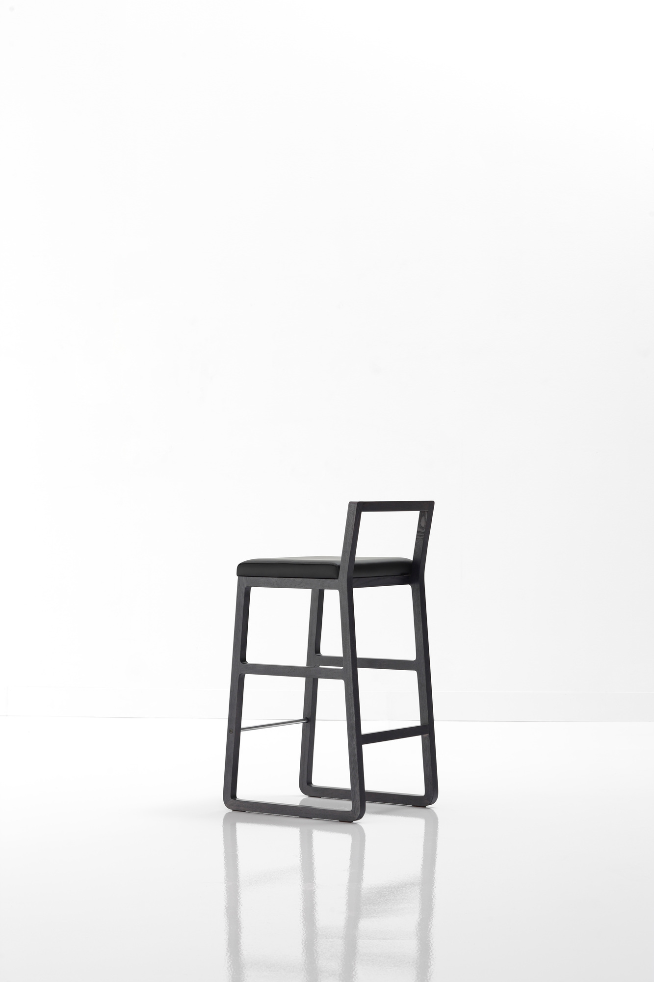 Schwarzer Midori Hocker von Sancal: Moderner Barhocker mit schwarzem Rahmen und Sitzpolster.