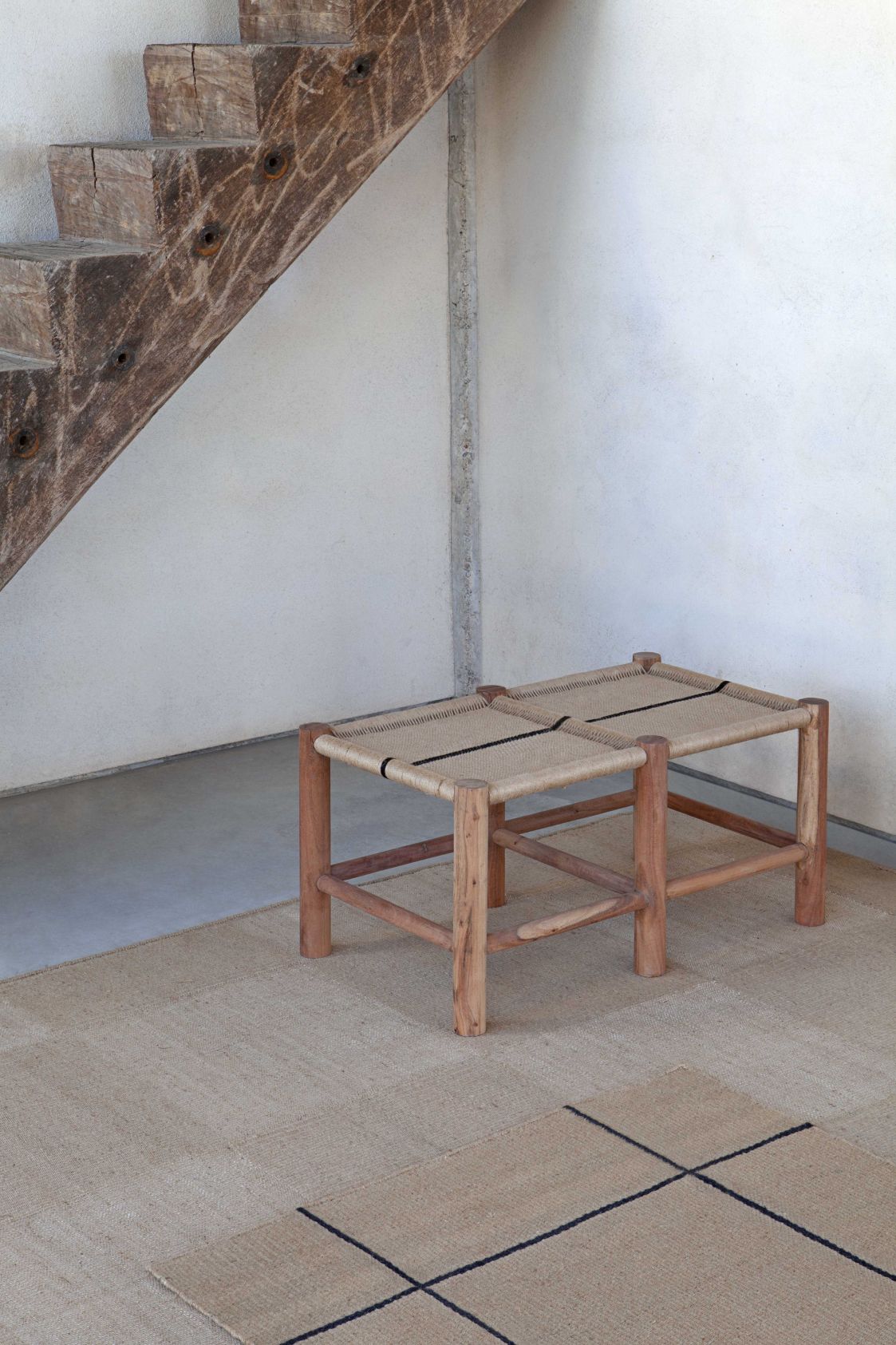 Roots Double Stool Bank Gan aus Holz und Naturfaser, moderne Sitzbank für zwei Personen.