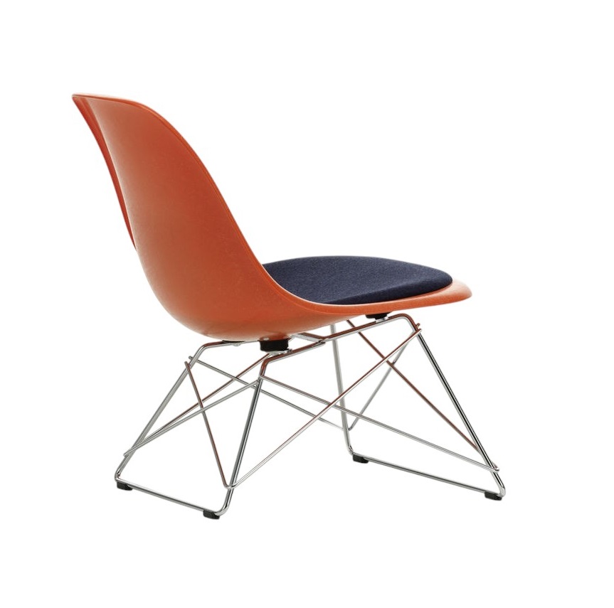 Eames Fiberglass Chair LSR von Vitra, orangefarbener Design Stuhl mit blauem Sitzpolster und Chromgestell.