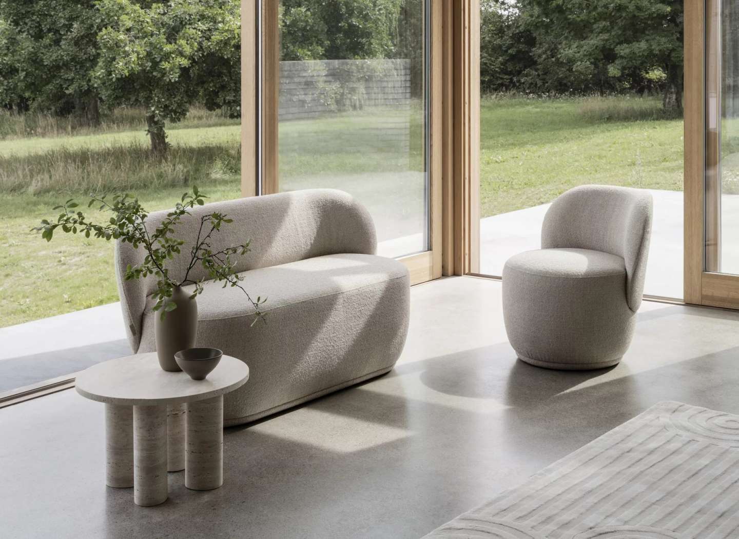 Blomus Kuon Sessel: Moderner, beiger Sessel mit Bouclé-Bezug für stilvolles Wohnen im Innenbereich.