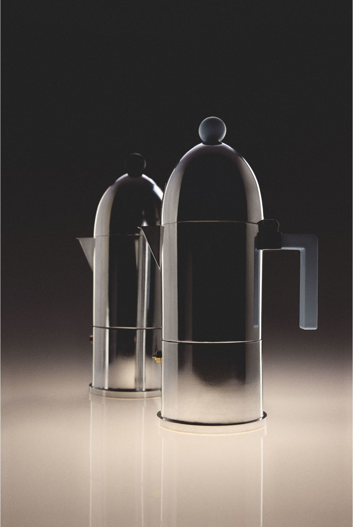 Zwei hellblaue Alessi Espressokocher La Cupola aus Aluminium, stilvolle italienische Kaffeemaschine für aromatischen Espresso.