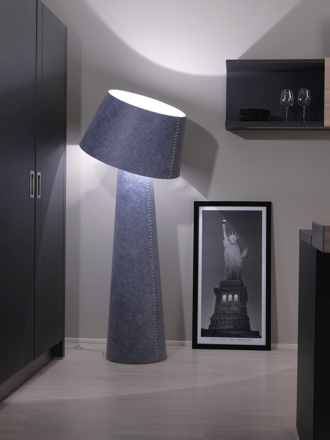 Alice XL Stehleuchte von Moree, grauer Stoffschirm, modernes Design für Wohnzimmer und Innenräume.