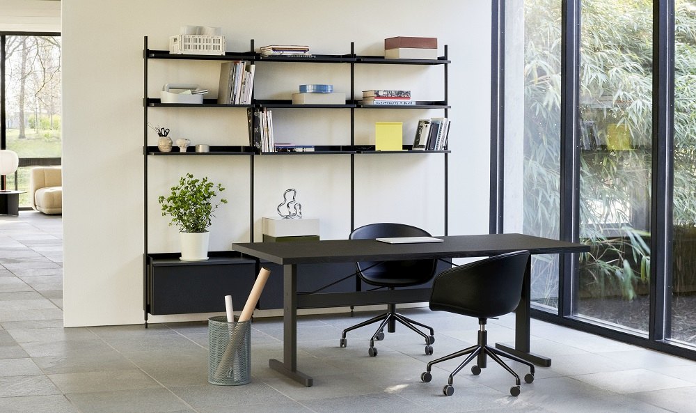 Schwarzer Hay Passerelle Table Tisch mit zwei Bürostühlen und schwarzem Regalsystem im modernen Büro.