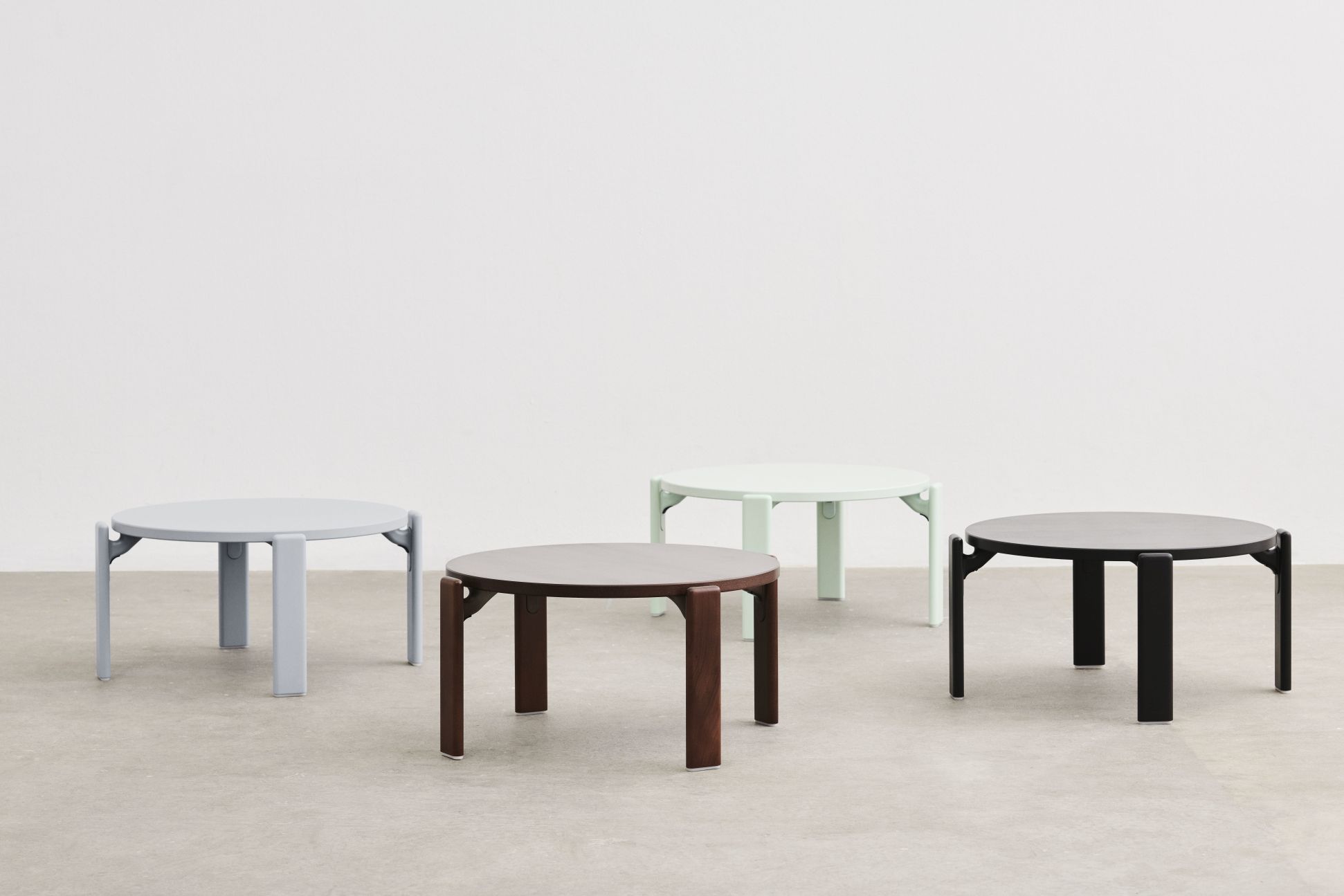 Vier farbige Rey Coffee Table Couchtische von Hay, runde Tischplatten und Beine.