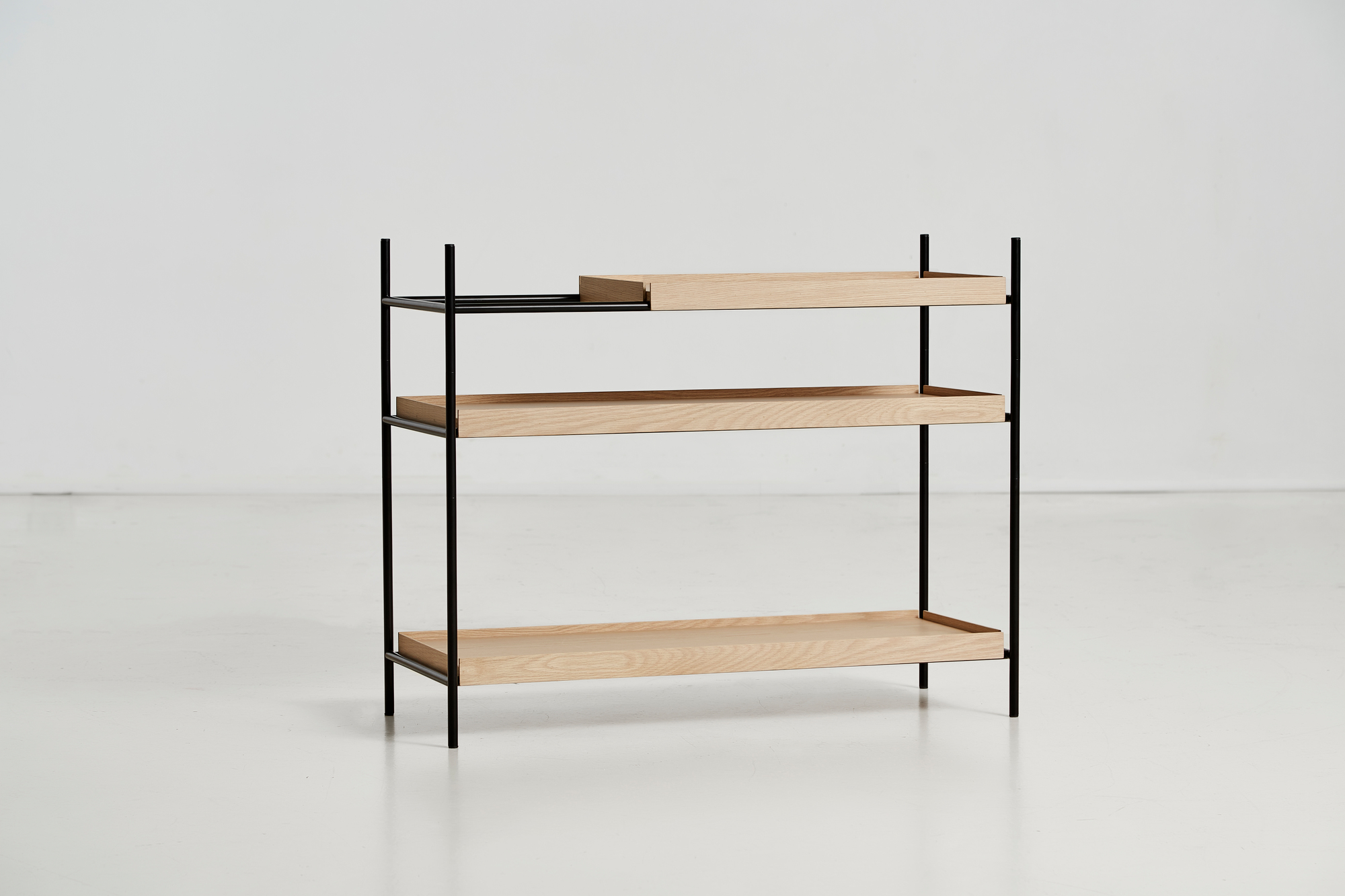 Tray Shelf Low Regal Woud: Modernes, niedriges Regal mit drei Ablageflächen aus hellem Holz und schwarzem Metallgestell.