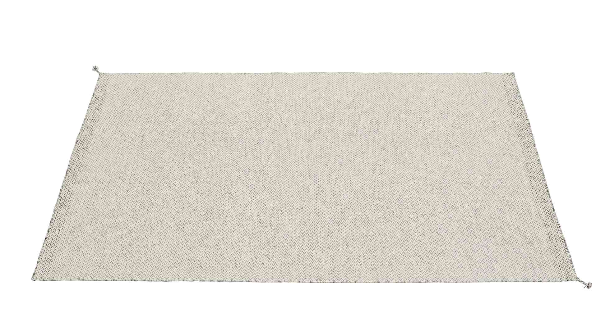 Muuto Ply Rug: Rechteckiger, hellgrauer Teppich aus recyceltem Polyester für Innen- und Außenbereiche.