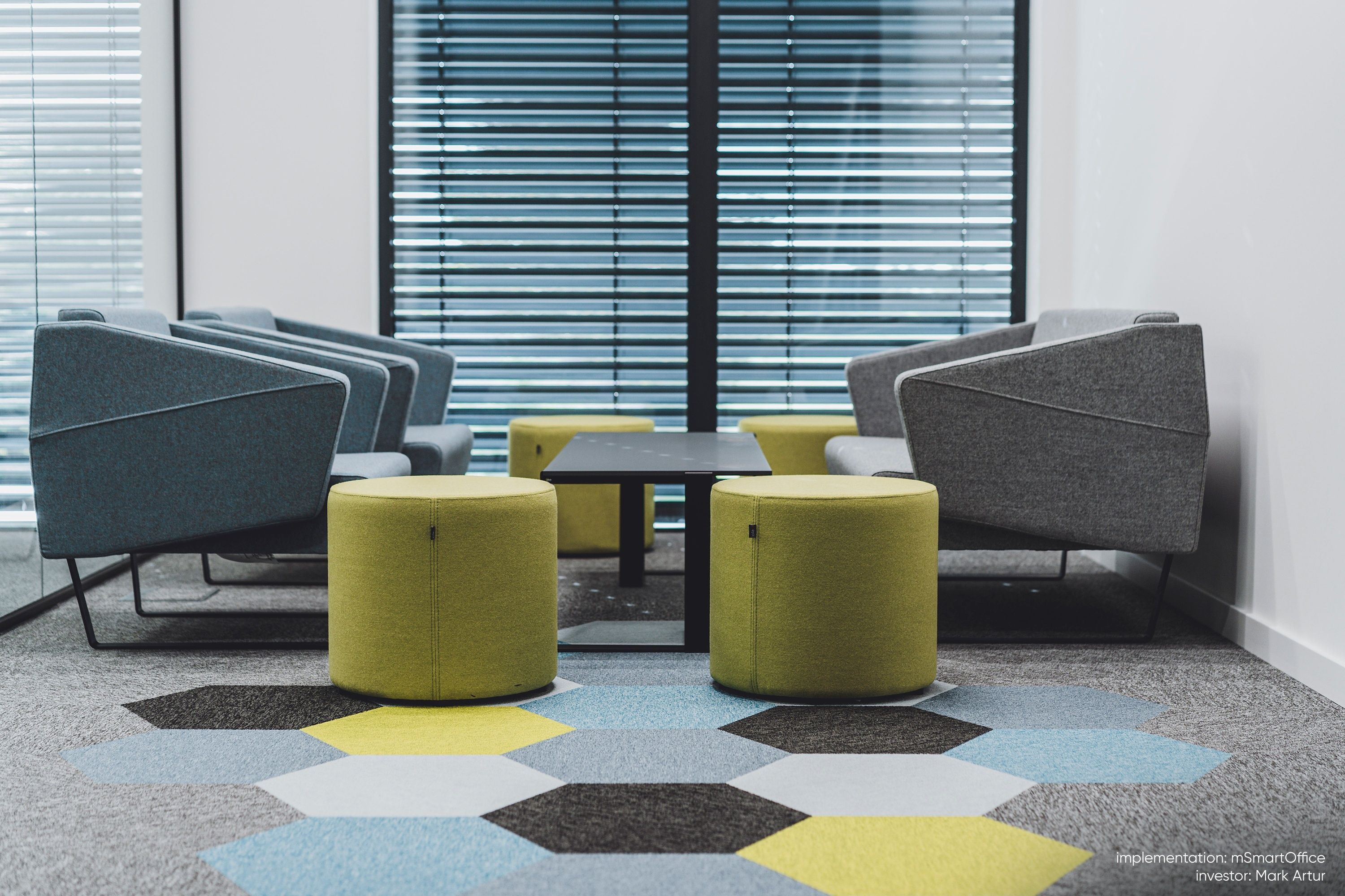 Gelbe point POP R 450 Pouf Sitzhocker von Bejot in moderner Büroumgebung mit grauen Sesseln und Teppich.