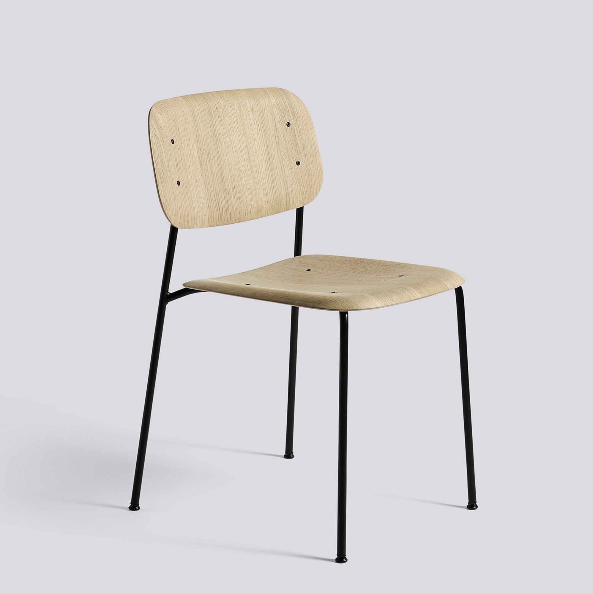 Hay Soft Edge Stuhl mit hellem Holz und schwarzem Metallgestell, moderne Sitzmöbel für Esszimmer.
