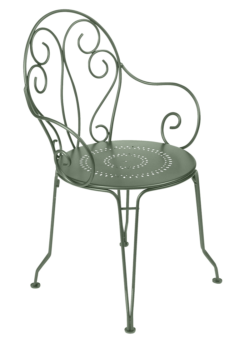 Fermob Montmartre Stuhl für den Außenbereich, grüner Metallstuhl mit geschwungenen Armlehnen und filigranem Design.