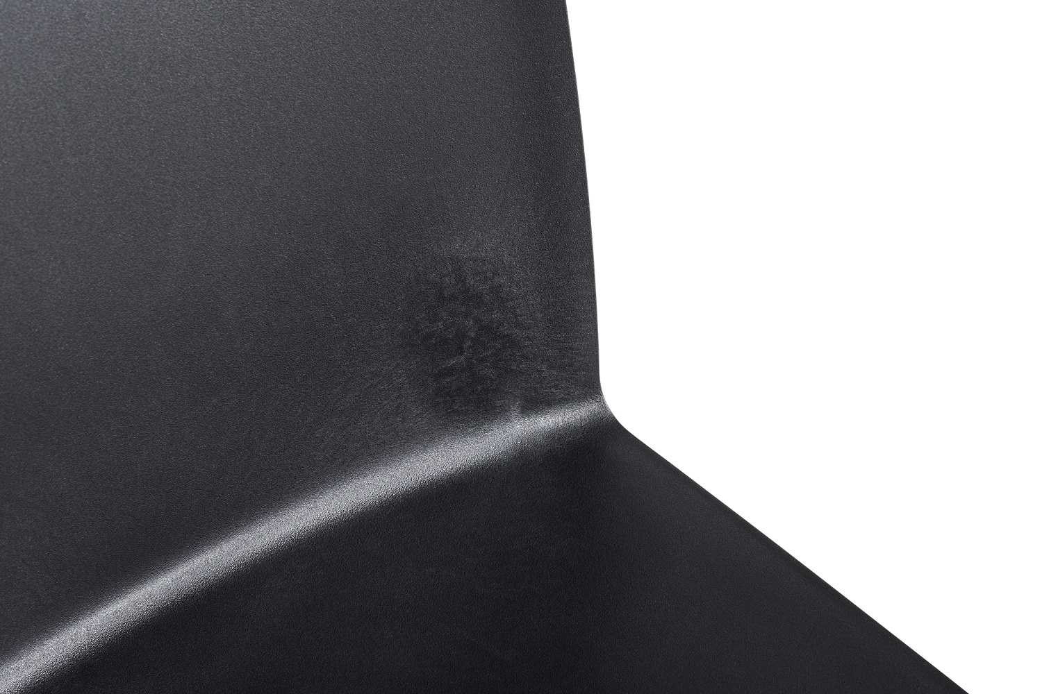 Detailaufnahme des anthrazitfarbenen Elementaire Outdoor Stuhls von Hay, Fokus auf Sitzfläche und Rückenlehne.