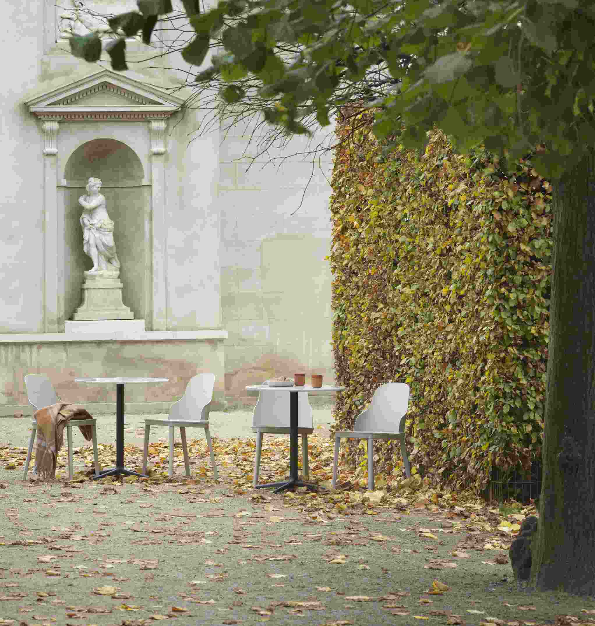 Allez Chair von Normann Copenhagen: Graue Design-Stühle und Tische im Garten mit Herbstlaub.