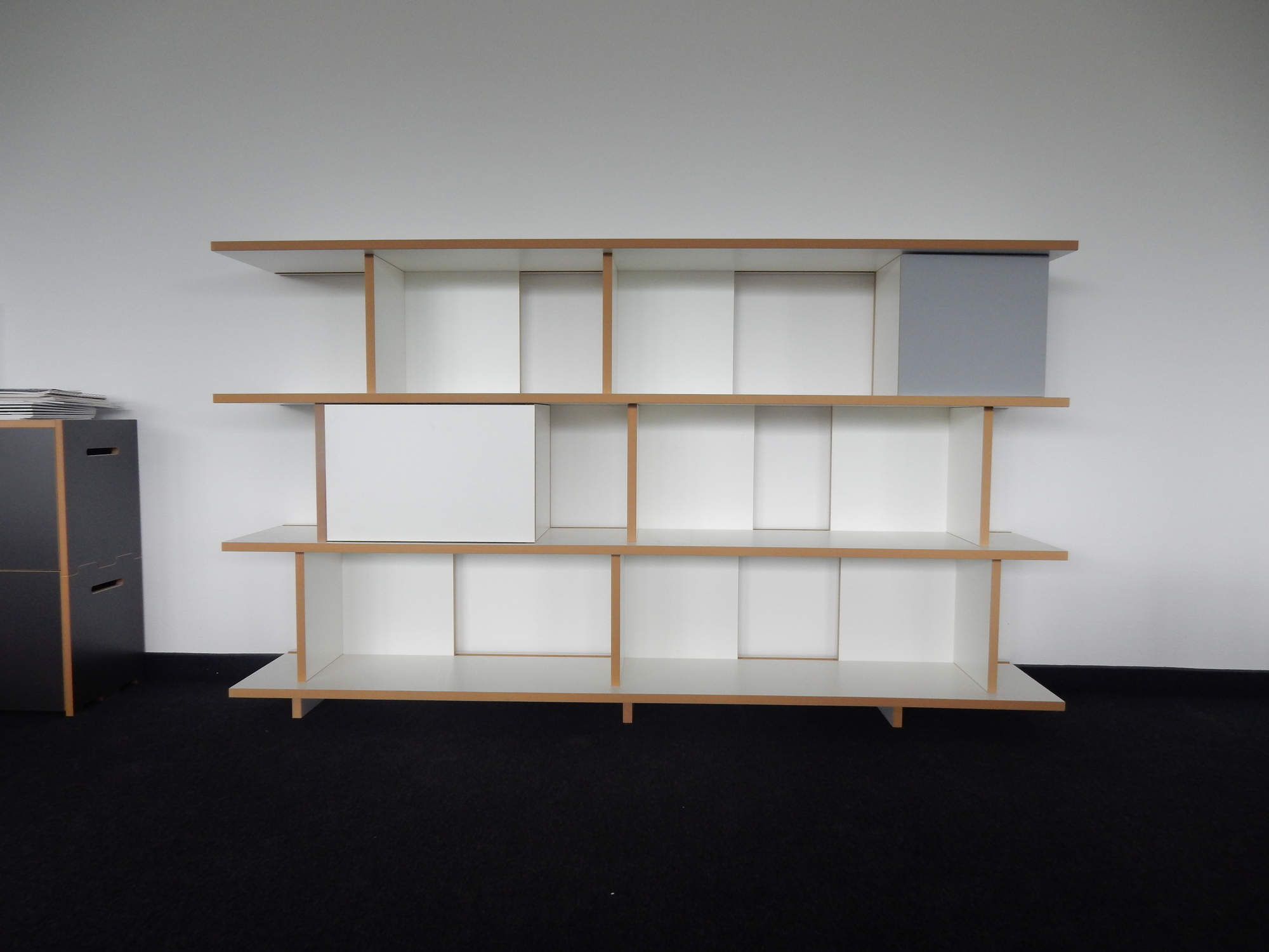 Tojo Stell Regal mit Türmodul in Weiß und Grau, modernes modulares Regalsystem für Wohnzimmer.