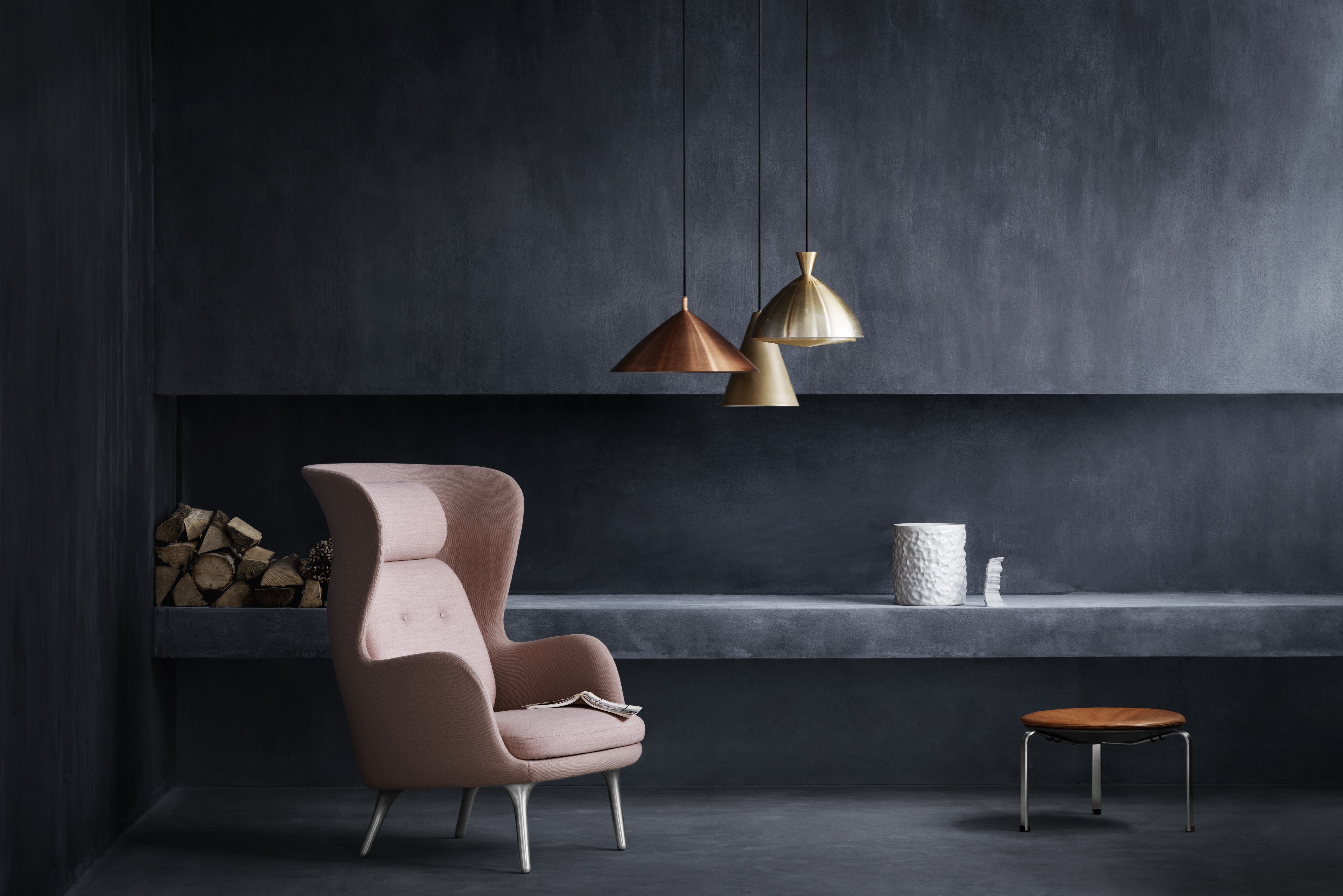Rosa Fritz Hansen Ro Sessel aus Holz mit hoher Rückenlehne und skandinavischem Design.