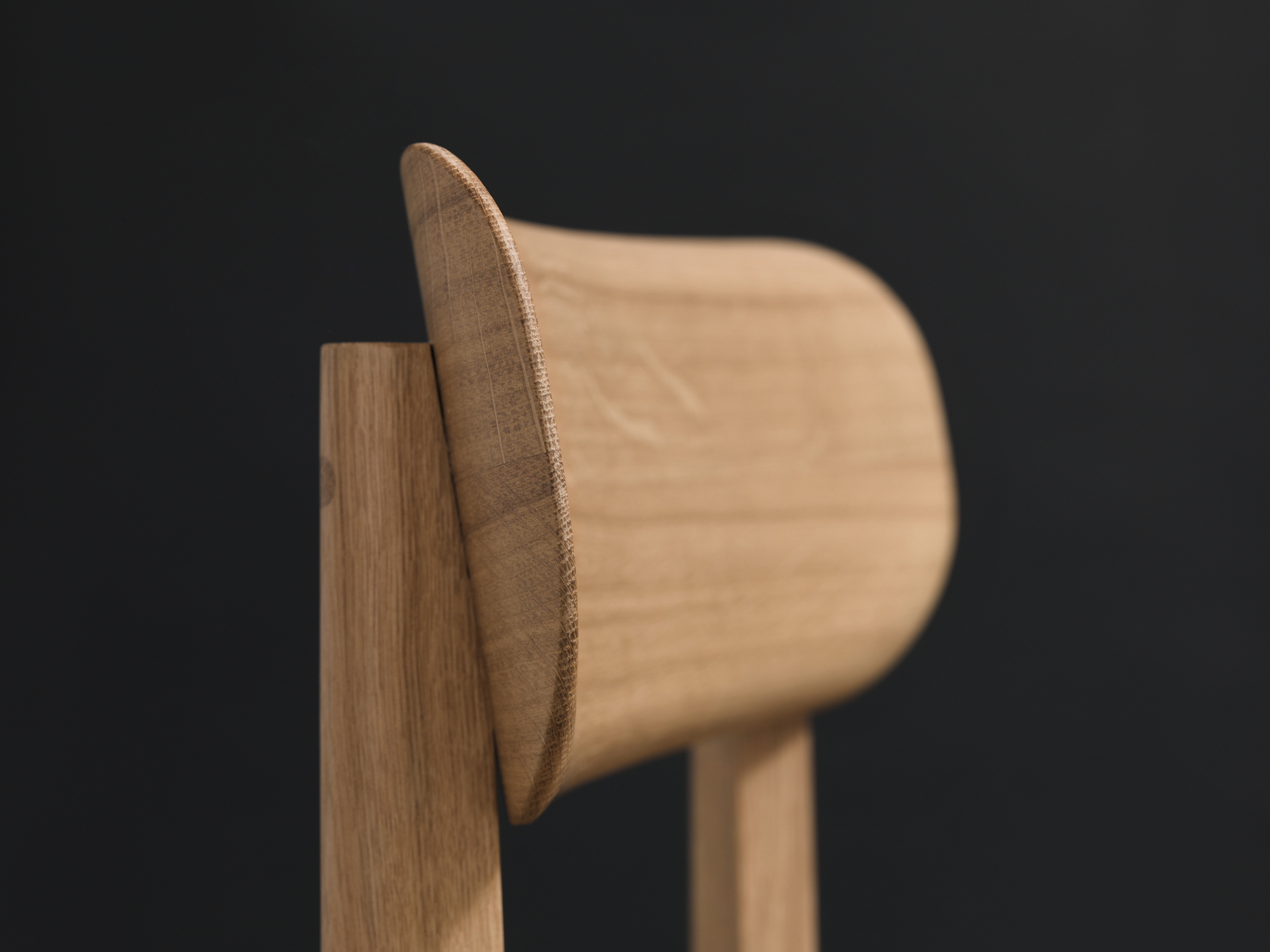 Detailaufnahme des 1.3 Chair Holzstuhls aus Eiche, Zeitraum Möbel, Fokus auf Rückenlehne.