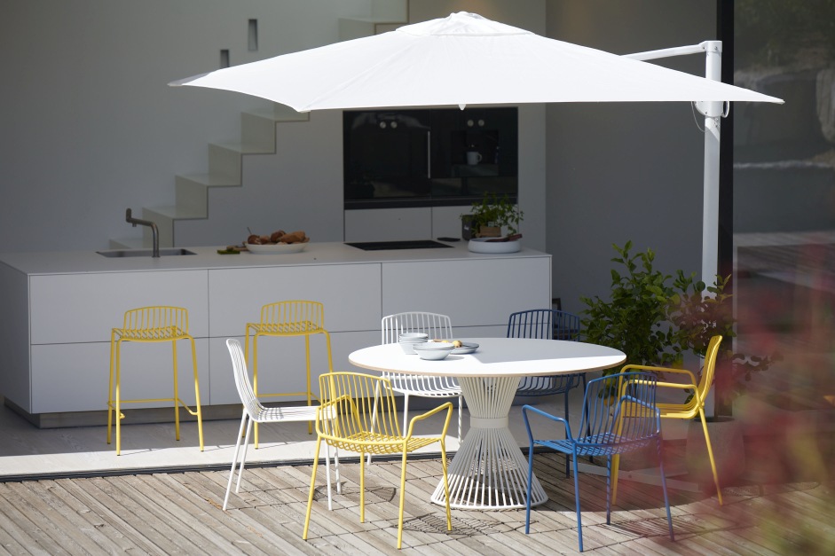 Blauer Mori Stuhl von Jan Kurtz für den Outdoor-Bereich, moderne Gartenmöbel auf Terrasse.